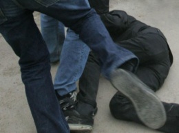 Страшое происшествие под Харьковом: толпа в масках сильно избила парня (фото)