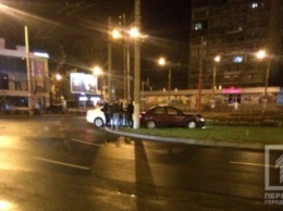 ДТП в Кривом Роге: два автомобиля от удара улетели в клумбу