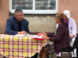 В Яготине народному депутату пришлось проводить встречу с избирателями на улице (фото)