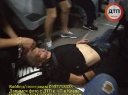 Отрезало часть ноги: в Киеве мужчина кинулся из леса под трамвай