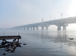 Столичный мост Патона неожиданно превратился в огромный водопад (ФОТО, ВИДЕО)