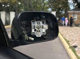 Киевляне жалуются на филигранные кражи боковых зеркал с люксовых автомобилей
