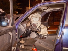 ДТП в Днепре: одна машина влетела в столб, а другую выбросило на обочину