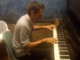 Бездомный пианист покорил николаевцев своей игрой