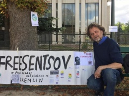 Французские активисты огласили «цепную» голодовку возле российского посольства в поддержку Сенцова
