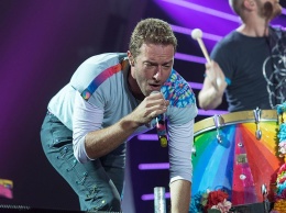 Вокалист Coldplay исполнил песню о любви Леонардо ди Каприо к шортам