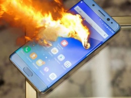 Ночной кошмар Samsung Galaxy Note повторился: начал валить густой дым, телефон загорелся