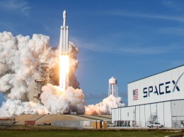 Первым космическим туристом SpaceX стал японский миллиардер