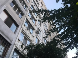 Жительница Таирова выпала из окна десятого этажа