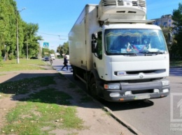 В Кривом Роге грузовик влетел в легковушку: у водителя случился инсульт