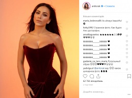Певица Ани Лорак опубликовала в Instagram новое фото с эффектным декольте в бархатном платье