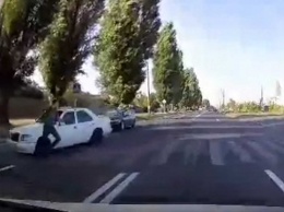 На Салтовке автомобиль промчался в миллиметре от пешехода (видео)