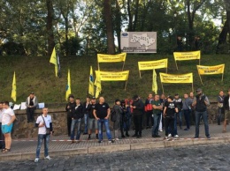 Под Кабмином митингуют водители авто на "еврономерах"