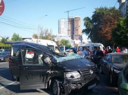 В Киеве в ДТП столкнулись пять автомобилей: один водитель в реанимации