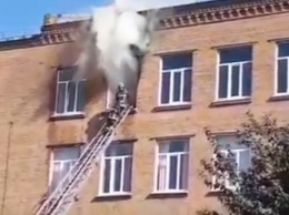 В Хмельницком горит здание школы, детей эвакуировали. Видео