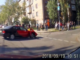 В центре Запорожья авто вылетело на газон прямо на пешехода (видео)