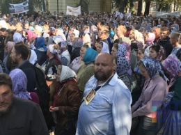 В Киеве верующие вышли под здание Верховного суда с протестом против ID-паспортов