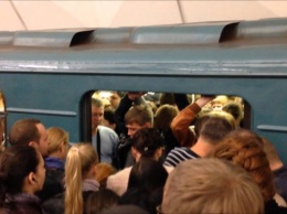 Дайте же помыться: у украинцев лопнуло терпение, в метро заметили людей в банных халатах