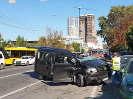 В Киеве произошло ужасное ДТП с участием пяти автомобилей, есть пострадавший (ФОТО, ВИДЕО)