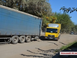 В Николаеве на Новозаводской фура провалилась в яму: улица перекрыта