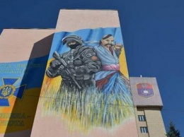 Здание академии СБУ украсили муралом с изображением бойца спецназа ФСБ