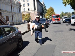 В Николаеве «спасали» актеров и «тушили» пожар в театре. ФОТОРЕПОРТАЖ