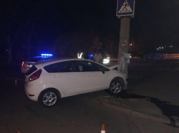 В Николаеве водитель врезался в столб, пытаясь скрыться от полиции