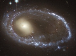 Астрономы обнаружили кольцо из черных дыр в кольцевой галактике