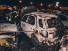 Мстить общественному активисту: В Киеве подожгли шесть машин (видео)
