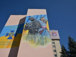 Академию СБУ в Киеве украсили муралом с изображением спецзназовца ФСБ