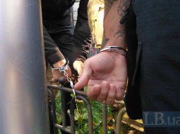 Пять белорусов из "Азова" приковали себя наручниками к забору возле АП