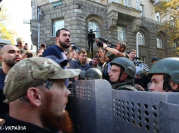 Несколько иностранных добровольцев АТО приковали себя наручниками под Администрацией Президента