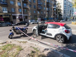 В центре Киева автомобиль сбил полицейского на мотоцикле (видео)