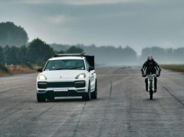 Рекорд скорости на велосипеде установили с помощью Porsche Cayenne Turbo