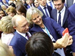 В сети высмеяли скукожившегося Путина на женском форуме