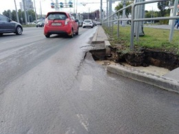 В Самаре провал асфальта на Московском шоссе привел к частичной остановке движения