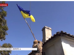Встречали со слезами на глазах: ВСУ подняли флаг над освобожденным поселком на Донбассе