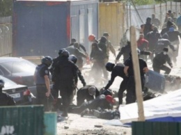 На Осокорках новые столкновения с полицией: упаковали 20 человек