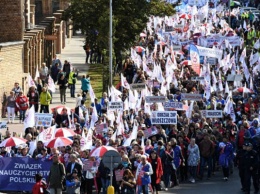 В Варшаве работники бюджетной сферы провели многотысячный митинг протеста