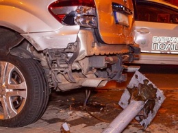 ДТП в центре Днепра: от удара Mercedes влетел в светофор