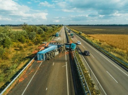 Появились фото, как в пролежавшую два дня на Харьковском шоссе фуру с яблоками въехал тягач с молоком