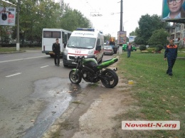 В Николаеве мотоциклист-трюкач врезался в автомобиль и сбежал: мотоцикл загорелся