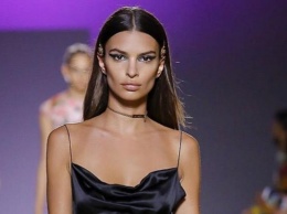 Ратаковски покорила Сеть платьем от Versace