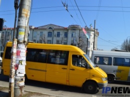 Женщина упала в маршрутке из-за водителя-лихача