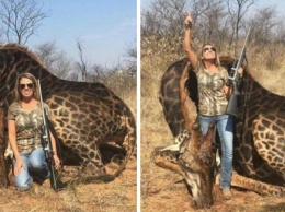 Охотница позирует с редким черным жирафом, которого она только что убила