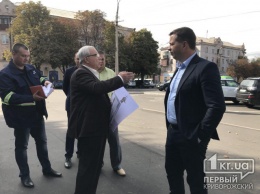 Мэр Кривого Рога лично руководит установкой памятника Владимиру Великому на площади Поля