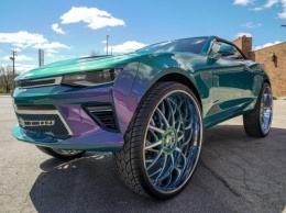 Модифицированный Chevrolet Camaro получил 32-дюймовые колеса и ТВ с консолью