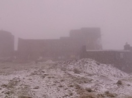 В Карпатах на горе Поп Иван третий день идет снег. Фото