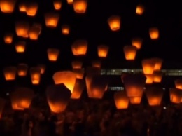 На Тайване сотни людей запустили небесные фонарики