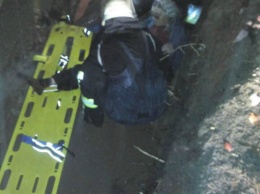В Кривом Роге женщина упала в яму глубиной 2 метра и не могла самостоятельно выбраться